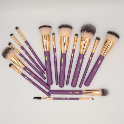 "Unleash your creativity with our Complete Set of Brushes – a curated collection designed to elevate your makeup game. Crafted with precision and quality materials, each brush is tailored for specific applications, ensuring seamless blending, precise application, and professional results. From flawless foundation to intricate eye looks, this comprehensive set has you covered.